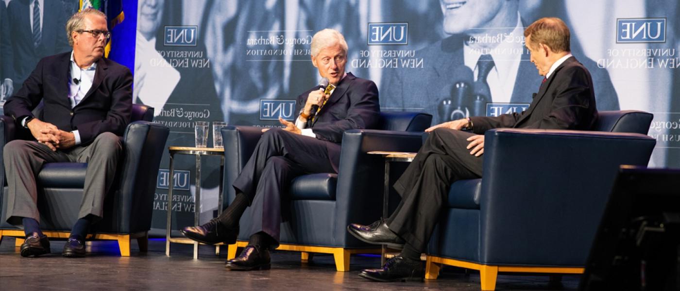 比尔·克林顿在乔治和芭芭拉·布什基金会演讲
